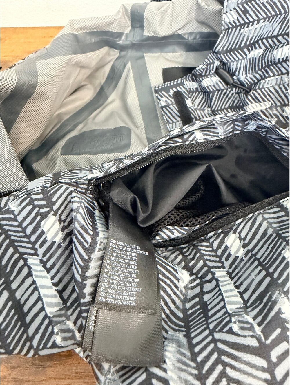 The North Face Women’s S Resolve 2 Geometric DryVent Rain Jacket - Picture 5 of 13